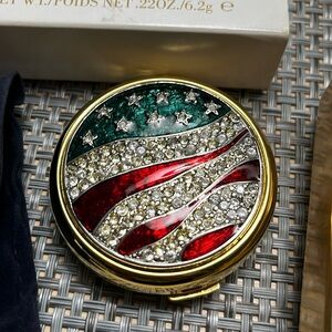 Vintage America The Beautiful Compact by Estee Lauder NEVER USED all original